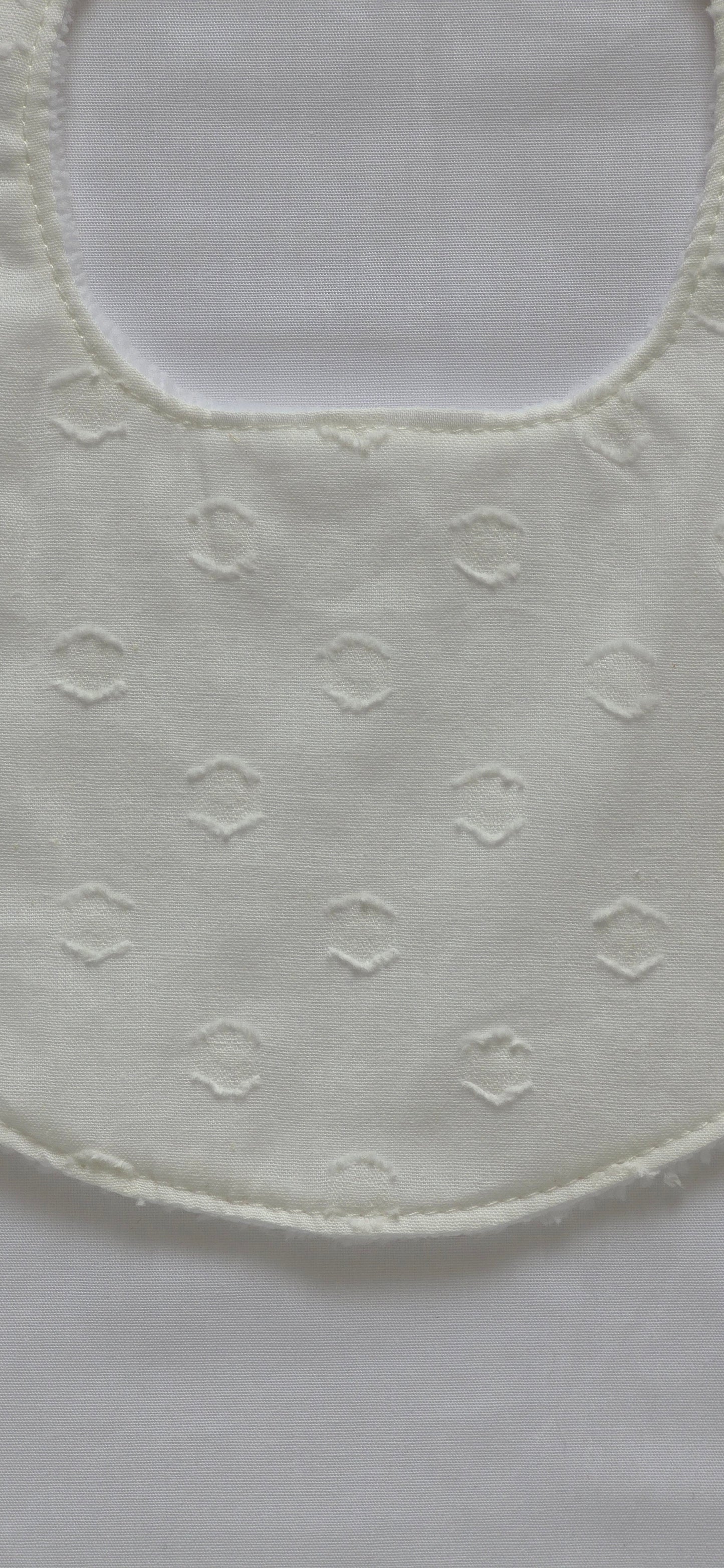 Babero lactancia "BATISTA BORDADA"