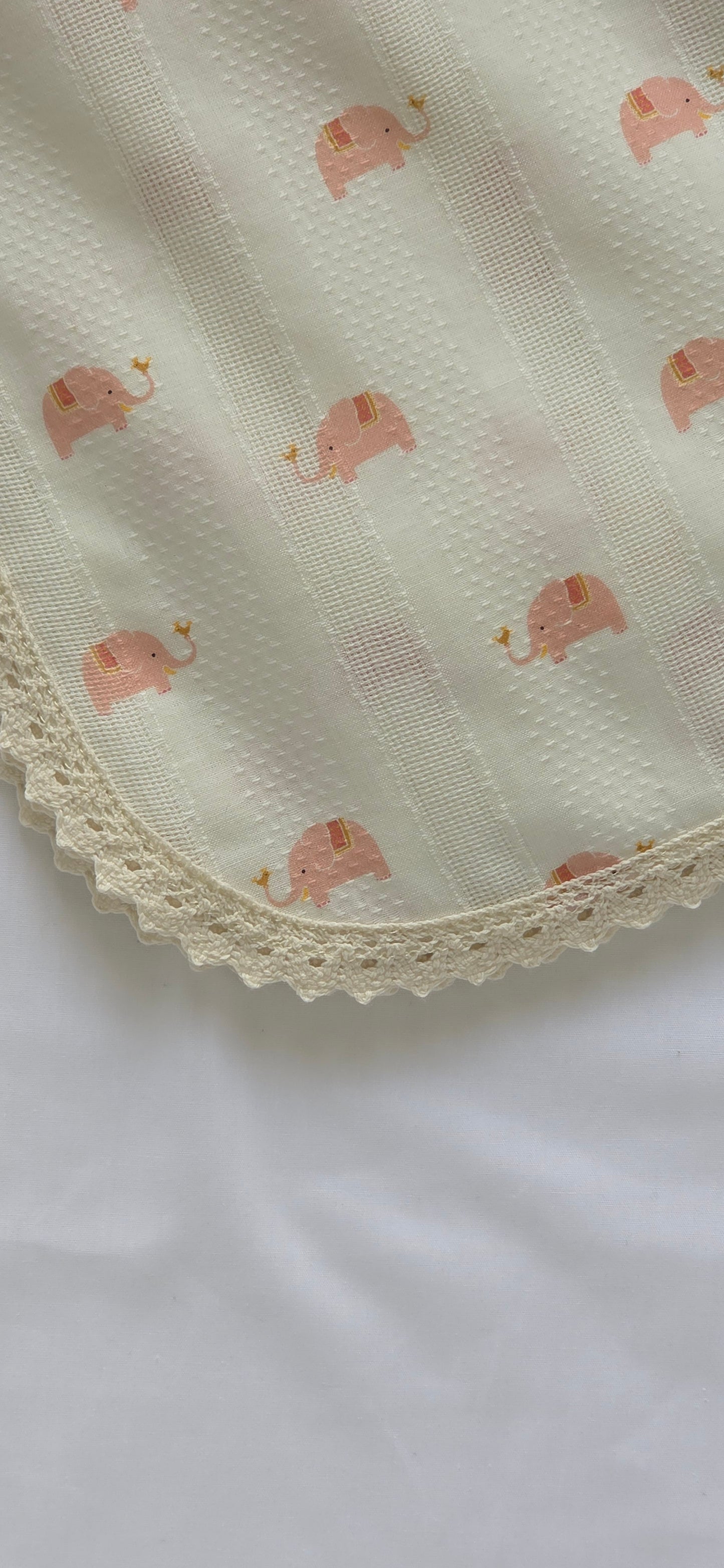 Muselina con puntilla "ELEFANTE ROSA"