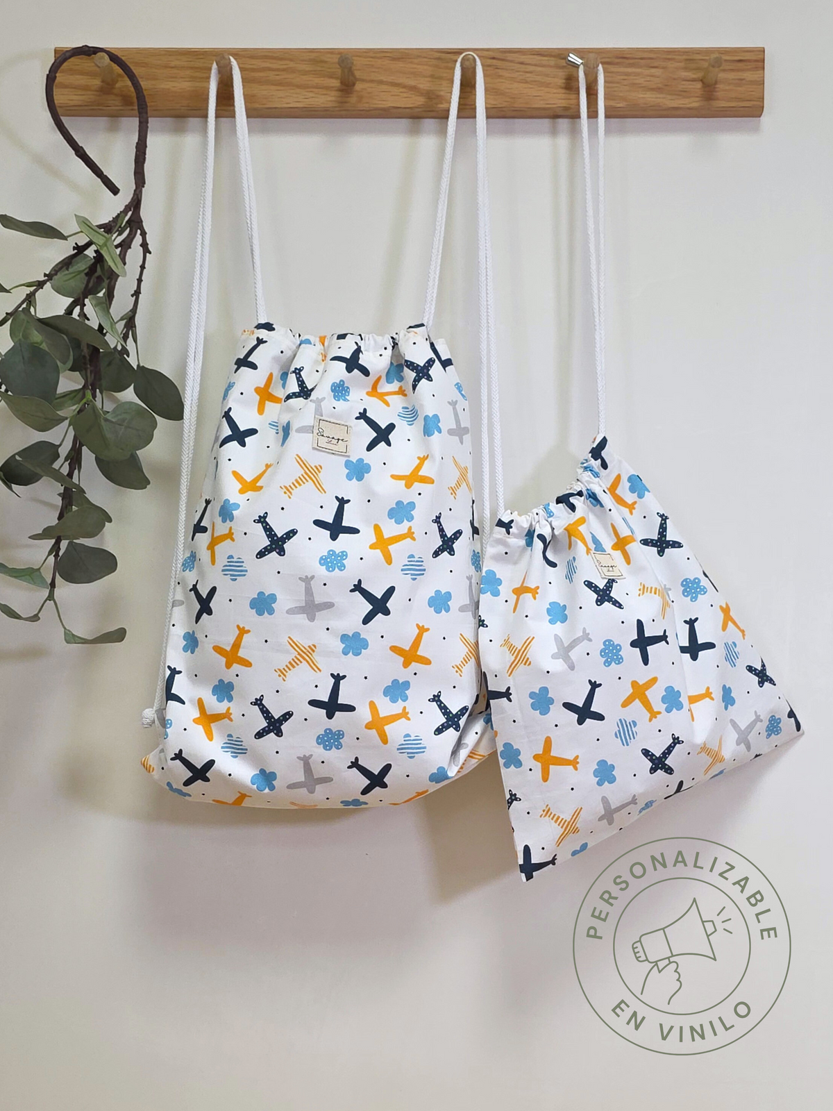 Dúo de mochila y bolsa multiusos SAVAGE LINE con estampado de avionetas, nubes y colores azul y amarillo en algodón.
