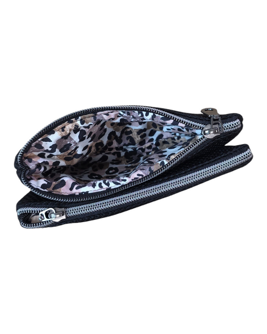 Monedero doble SAVAGE LINE negro con exterior texturizado y forro interior estampado de leopardo