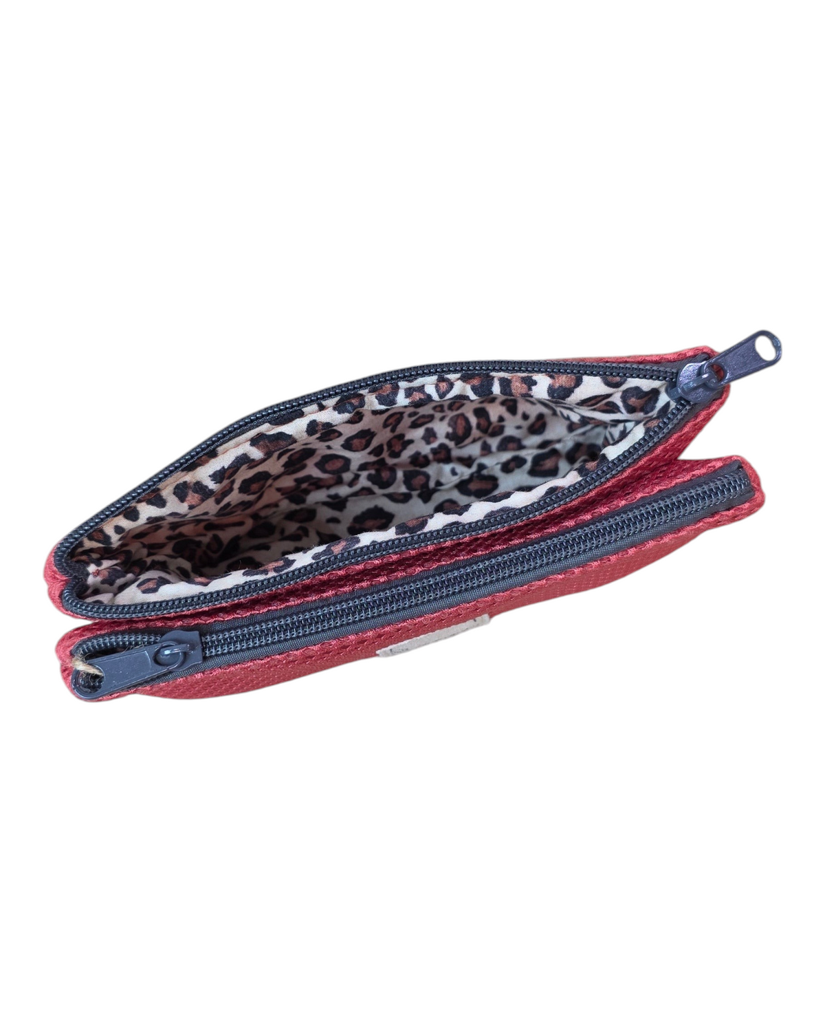 Monedero doble SAVAGE LINE rojo con textura 3D y forro interior estampado de leopardo, vista superior abierta