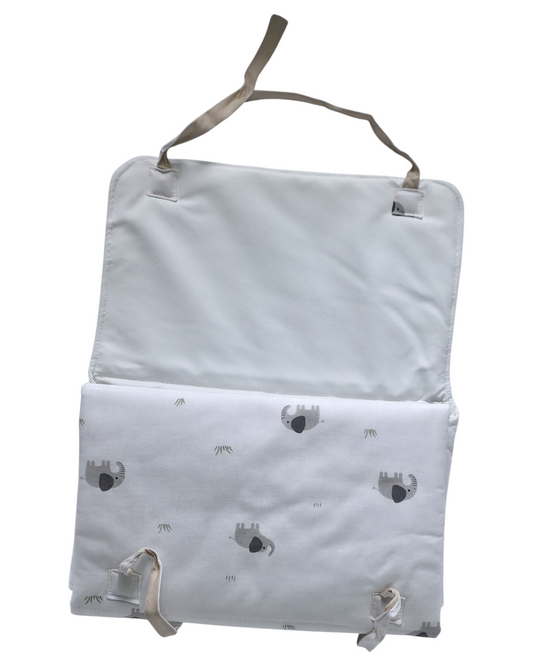 Cambiador portátil SAVAGE LINE de algodón con estampado de elefantes, interior impermeable y cierre de cintas.
