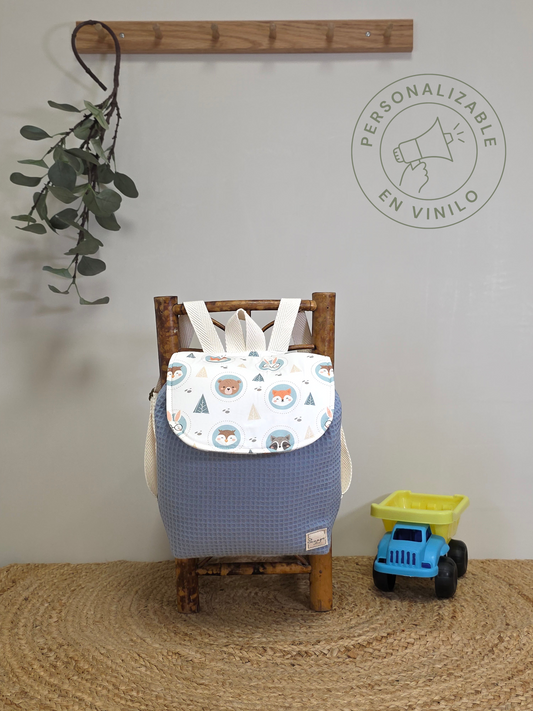 Mochila infantil SAVAGE LINE Candy en tejido waffle azul con solapa estampada de animales y correas ajustables.
