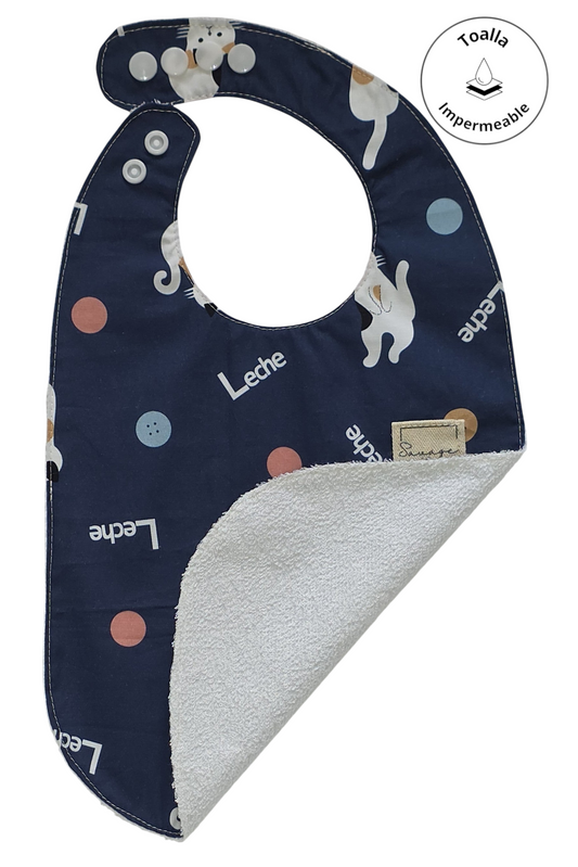 Babero evolutivo SAVAGE LINE azul marino con estampado de gatitos, algodón suave y rizo impermeable ajustable