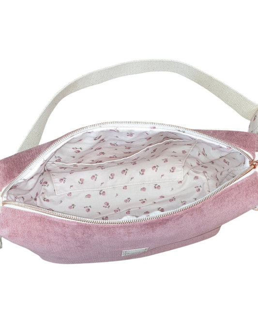Bandolera SAVAGE LINE Sara Cross en pana rosa empolvado con forro interior estampado floral y correa de algodón