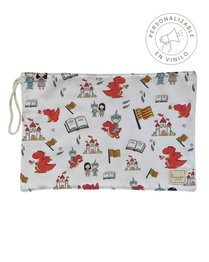 Toalla escolar SAVAGE LINE de algodón y rizo de bambú con estampado de dragones, castillos y caballeros medievales.