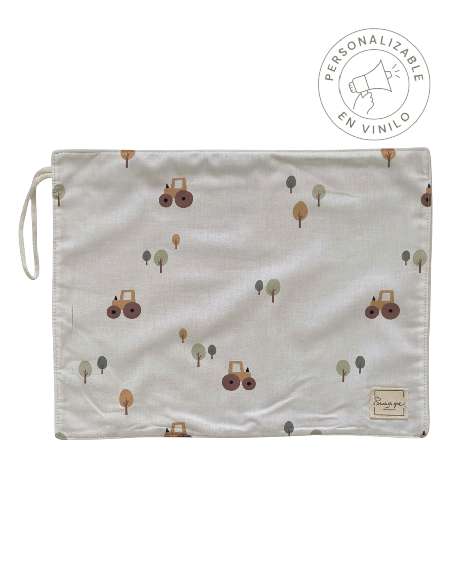 Toalla escolar SAVAGE LINE de algodón y rizo de bambú con estampado de tractores y árboles en tonos tierra