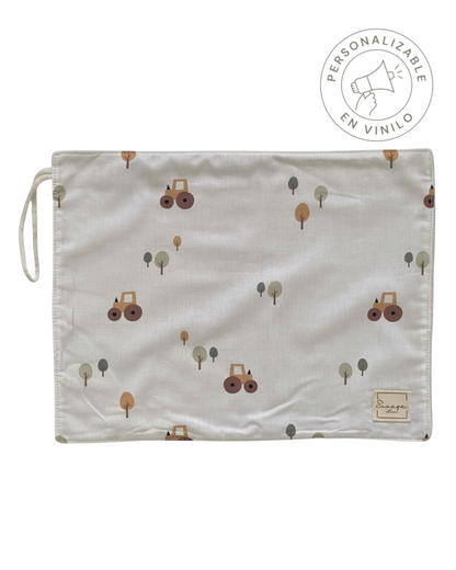 Toalla escolar SAVAGE LINE de algodón y rizo de bambú con estampado de tractores y árboles en tonos tierra