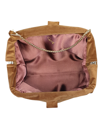 Bolso de fiesta SAVAGE LINE Galilea en pana color camel con interior satinado y cadena dorada ajustable