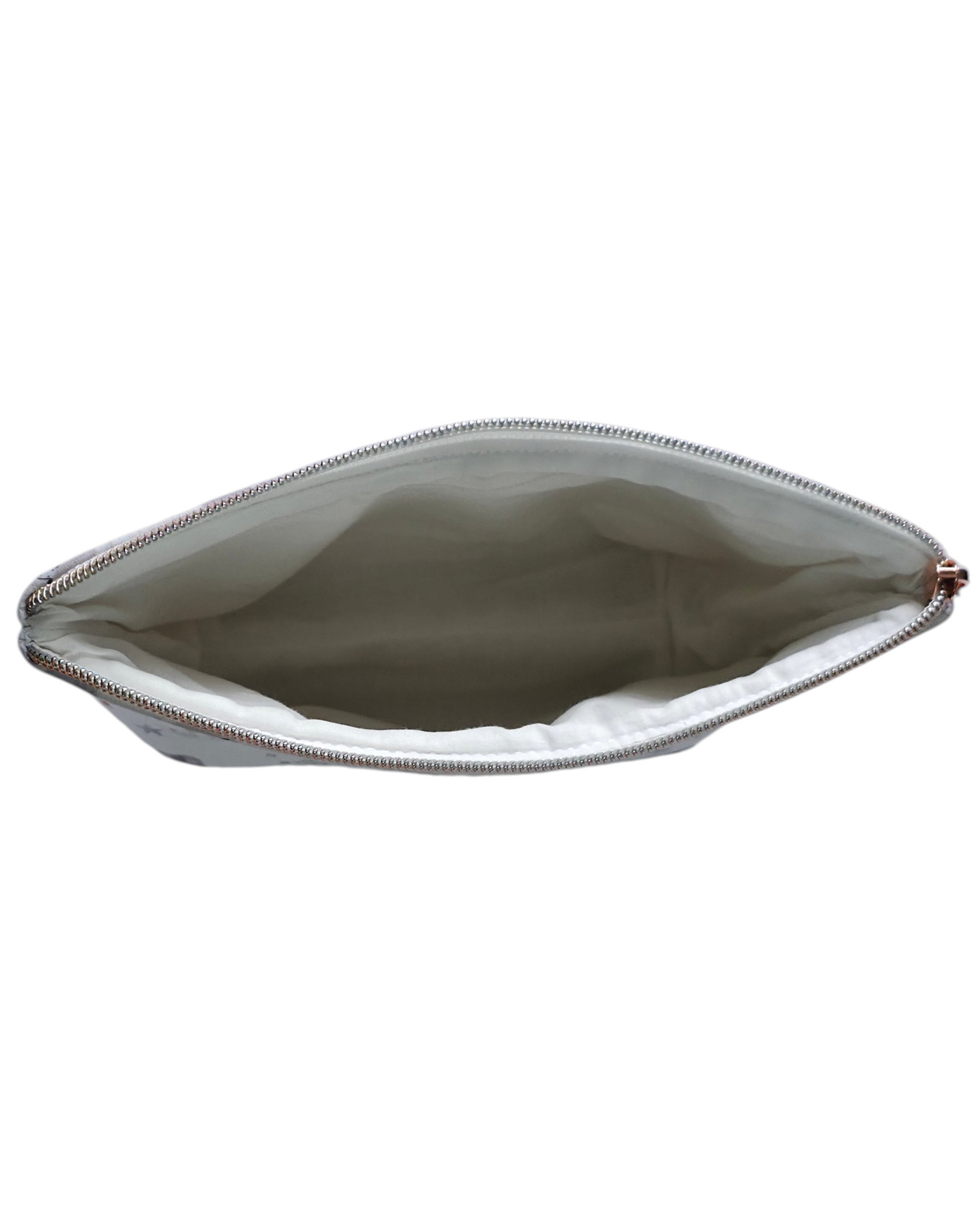 Neceser de bebé SAVAGE LINE con estampado de ositos príncipe, forro interior blanco y cremallera en tono rose gold