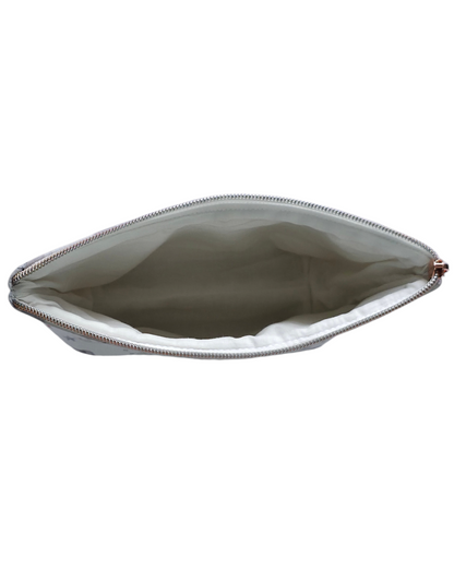 Neceser de bebé SAVAGE LINE con estampado de ositos príncipe, forro interior blanco y cremallera en tono rose gold