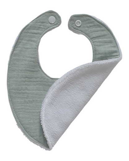Babero de lactancia SAVAGE LINE de muselina verde con reverso de rizo de bambú blanco y cierre de presión ergonómico.
