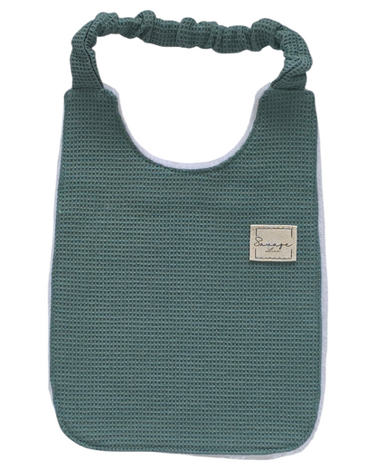 Babero Montessori SAVAGE LINE verde de algodón orgánico con textura waffle y elástico ajustable para bebé