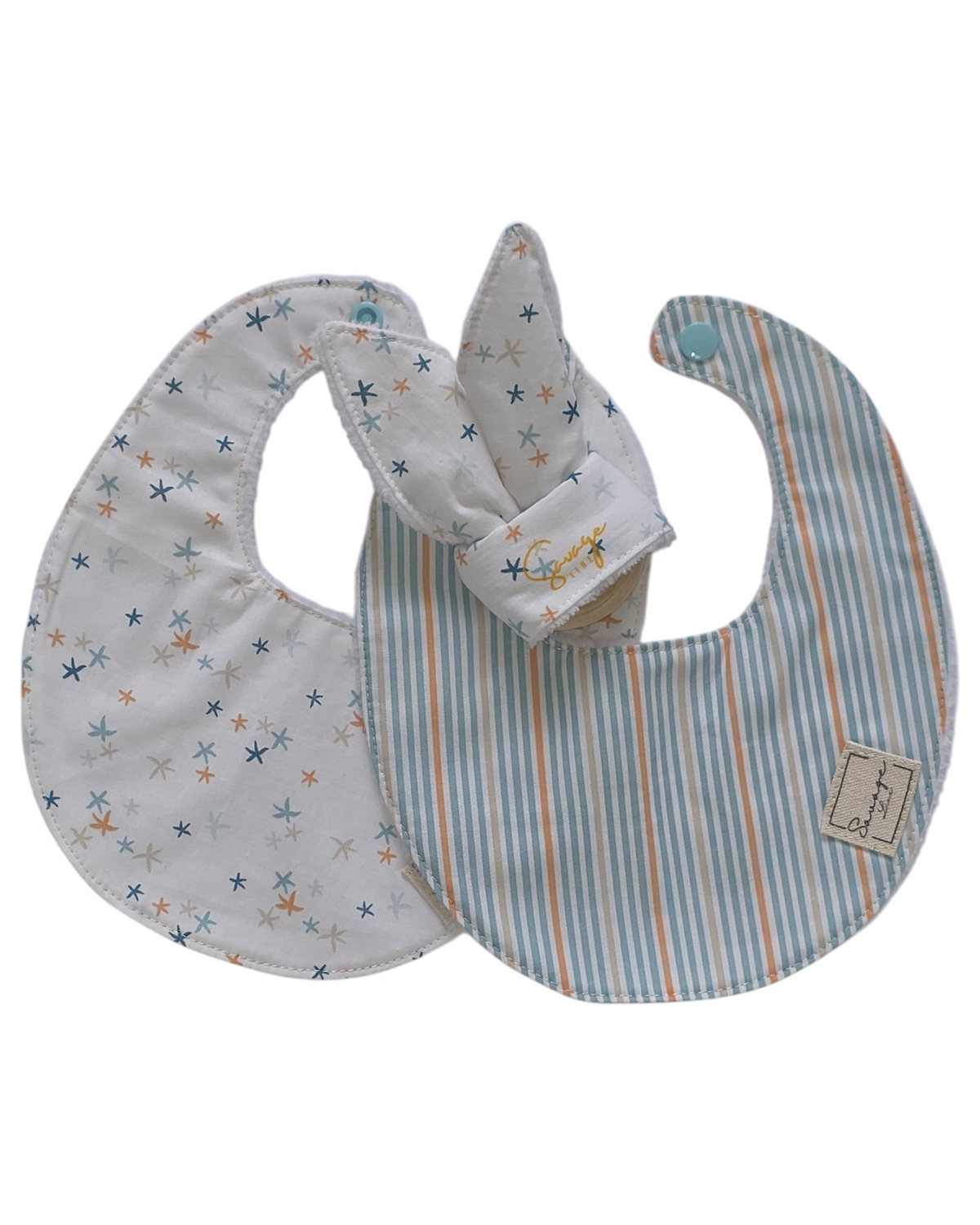 Pack SAVAGE LINE de dos baberos de algodón con estampado de rayas y estrellas y mordedor de madera con orejitas