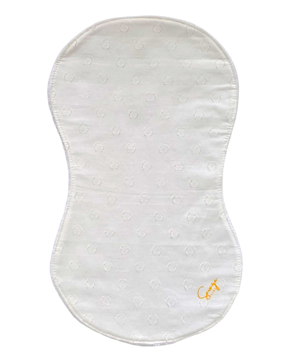 Toalla de lactancia SAVAGE LINE de batista blanca bordada con reverso de rizo de bambú, forma ergonómica y suave.