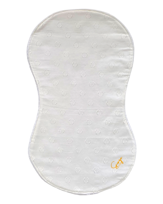 Toalla de lactancia SAVAGE LINE de batista blanca bordada con reverso de rizo de bambú, forma ergonómica y suave.
