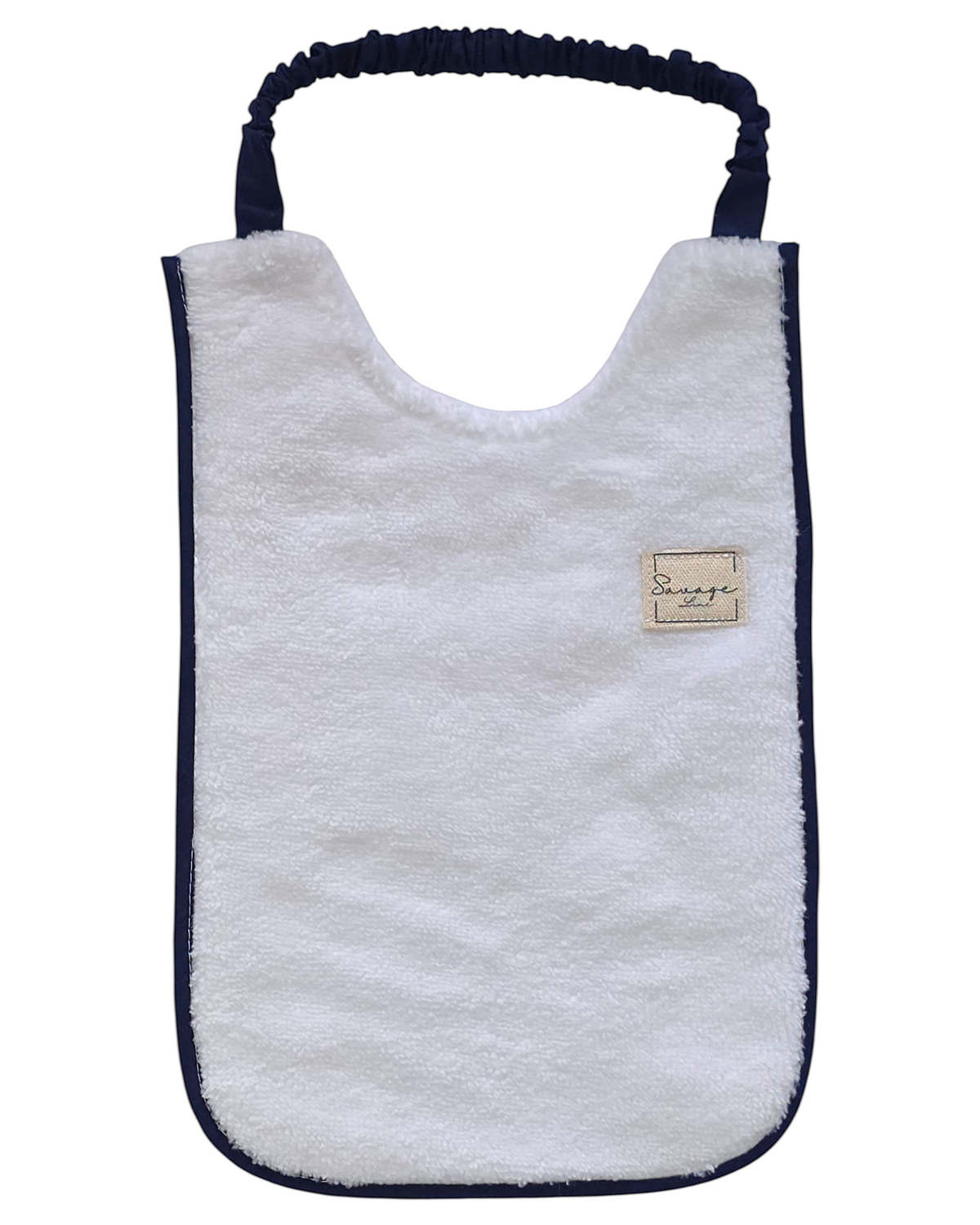 Babero SAVAGE LINE de rizo de bambú blanco con borde azul marino y elástico ajustable para bebés de 6 a 12 meses.