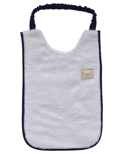 Babero SAVAGE LINE de rizo de bambú blanco con borde azul marino y elástico ajustable para bebés de 6 a 12 meses.