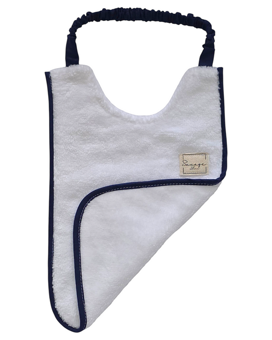 Babero SAVAGE LINE de rizo de bambú blanco con ribete azul marino y cuello elástico para bebés de 6 a 12 meses.
