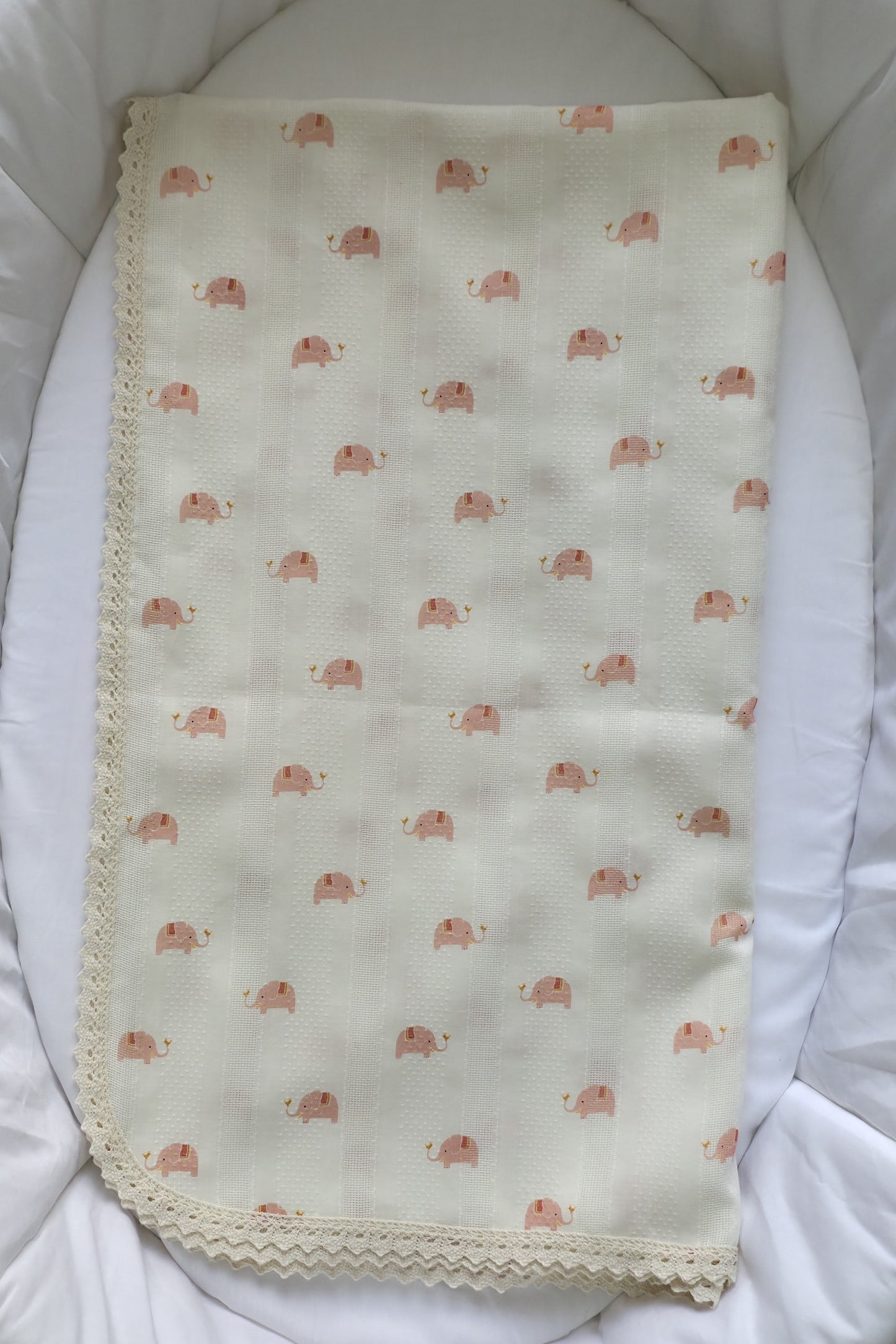 Muselina con puntilla "ELEFANTE ROSA"