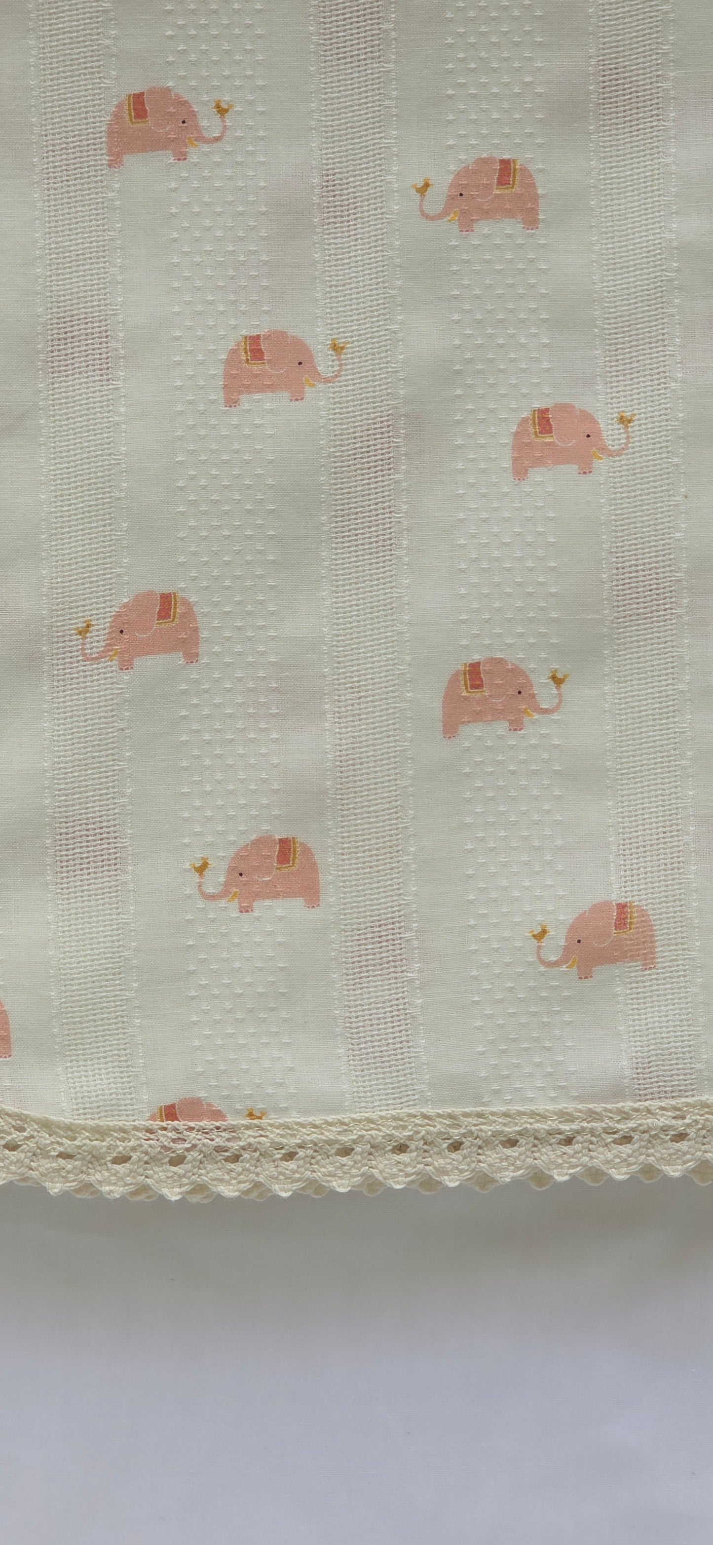 Muselina con puntilla "ELEFANTE ROSA"