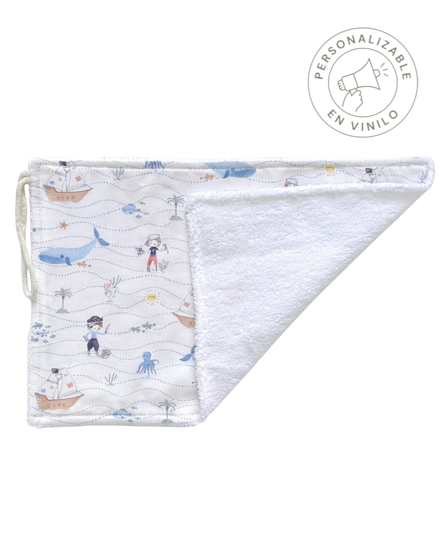 Toalla escolar SAVAGE LINE de algodón y rizo de bambú con estampado de piratas, barcos y animales marinos.