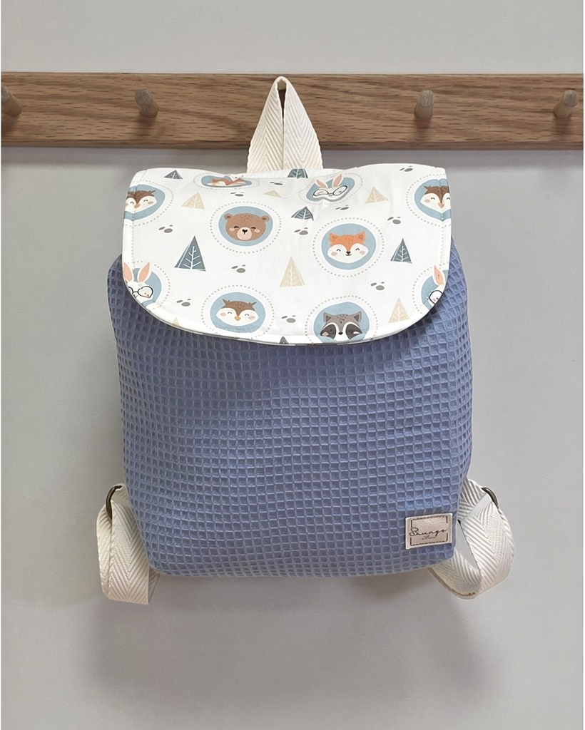 Mochila infantil SAVAGE LINE Candy azul de tejido waffle con solapa estampada de animales y correas ajustables