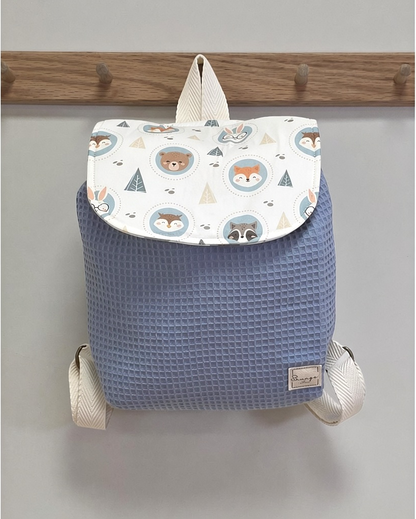 Mochila infantil SAVAGE LINE Candy azul de tejido waffle con solapa estampada de animales y correas ajustables