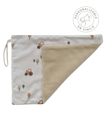 Toalla escolar SAVAGE LINE de algodón y rizo de bambú con estampado de tractores y árboles en tonos suaves