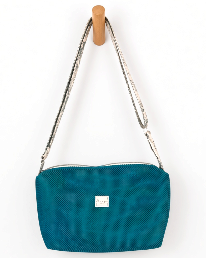 Bandolera SAVAGE LINE Sara Cross en mesh 3D verde con correa de loneta estampada y cierre de cremallera
