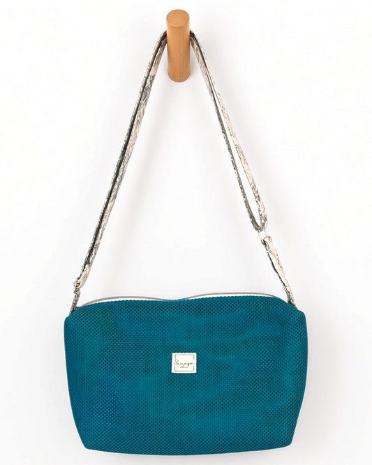 Bandolera SAVAGE LINE Sara Cross en mesh 3D verde con correa de loneta estampada y cierre de cremallera