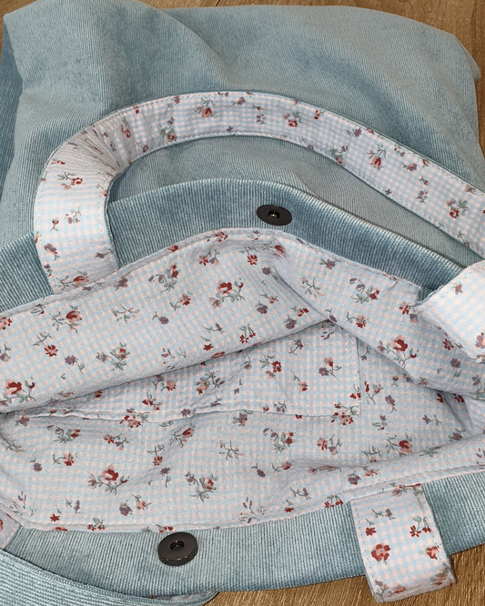 Tote bag artesanal SAVAGE LINE de pana fina azul claro con forro interior de vichy y estampado floral