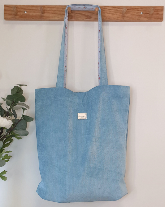 Tote bag artesanal SAVAGE LINE de pana fina en color azul claro con forro interior de vichy y cierre magnético