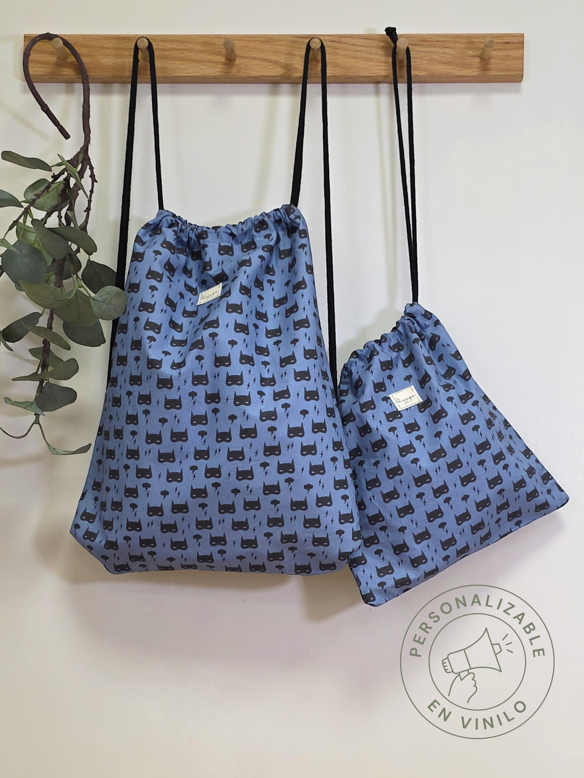 Dúo de mochilas SAVAGE LINE con estampado de Batman en azul y negro, hechas de algodón con forro impermeable.