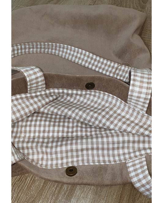 Bolso tote SAVAGE LINE de pana beige con forro interior de cuadros vichy y cierre de botón magnético
