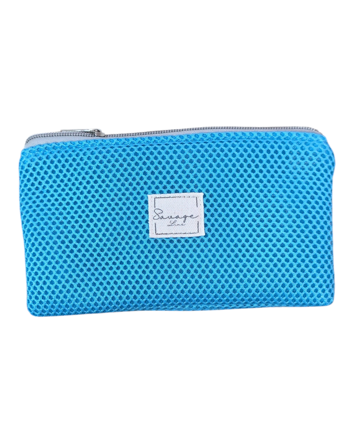 Monedero SAVAGE LINE Daissy Doble de color celeste con exterior de malla 3D y etiqueta de marca sobre mesa de madera