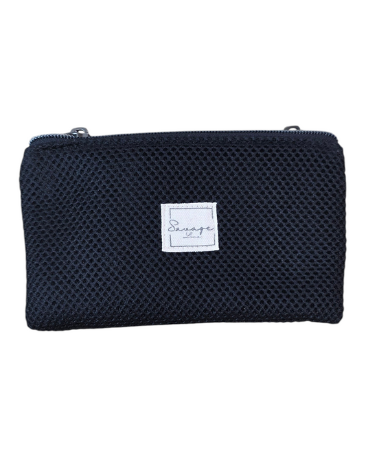 Monedero doble SAVAGE LINE negro con exterior de malla 3D y etiqueta de marca, ideal para organizar tarjetas y monedas