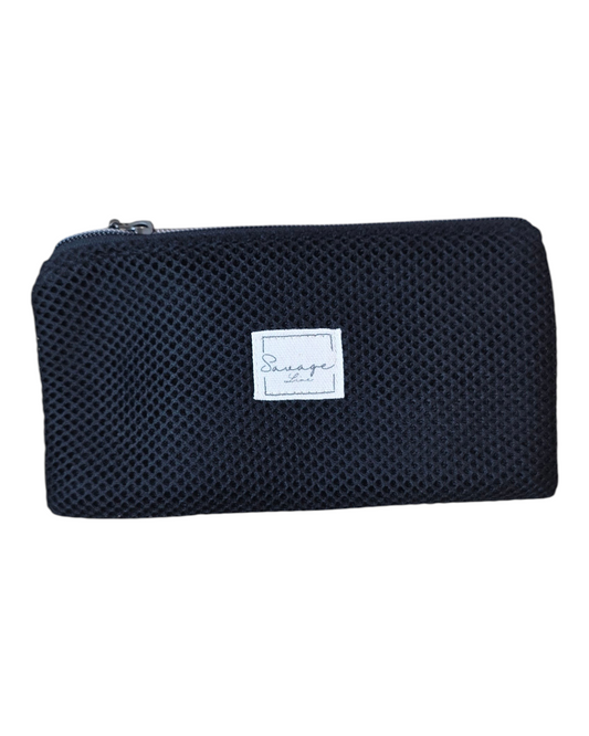 Monedero Daissy Doble de SAVAGE LINE en color negro con exterior de malla 3D y etiqueta de marca frontal