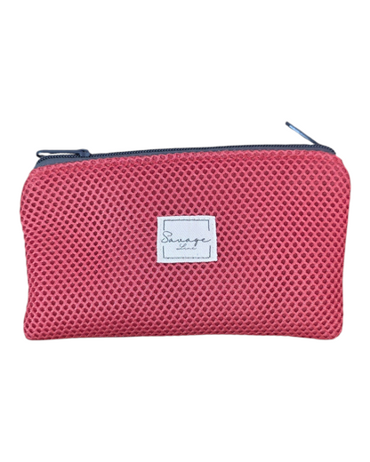 Monedero doble SAVAGE LINE rojo con tejido exterior 3D y cremallera, ideal para organizar tarjetas y monedas.