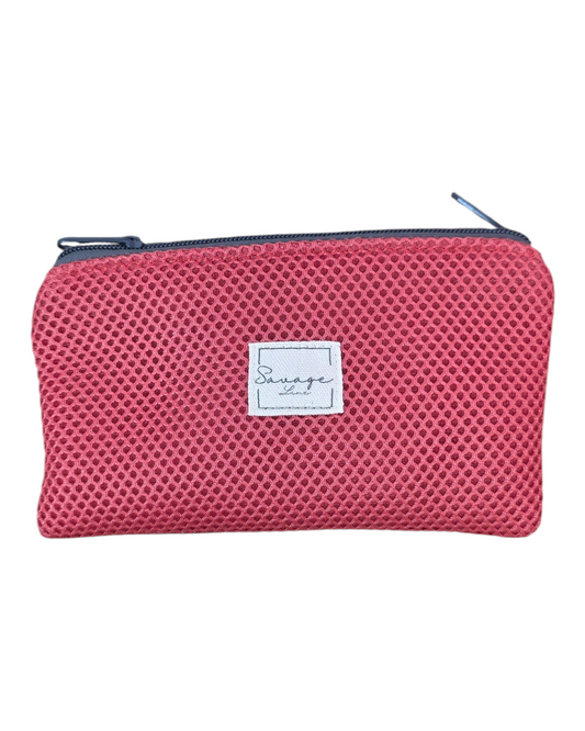 Monedero doble SAVAGE LINE rojo con tejido exterior 3D y cremallera, ideal para organizar tarjetas y monedas.