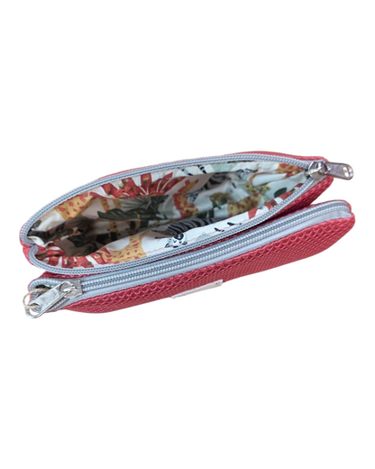 Monedero SAVAGE LINE Daissy Doble rojo con exterior 3D y forro interior estampado safari sobre mesa de madera
