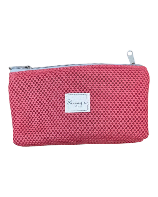 Monedero doble SAVAGE LINE rojo con exterior de malla 3D y etiqueta de marca, ideal para organizar monedas y tarjetas.