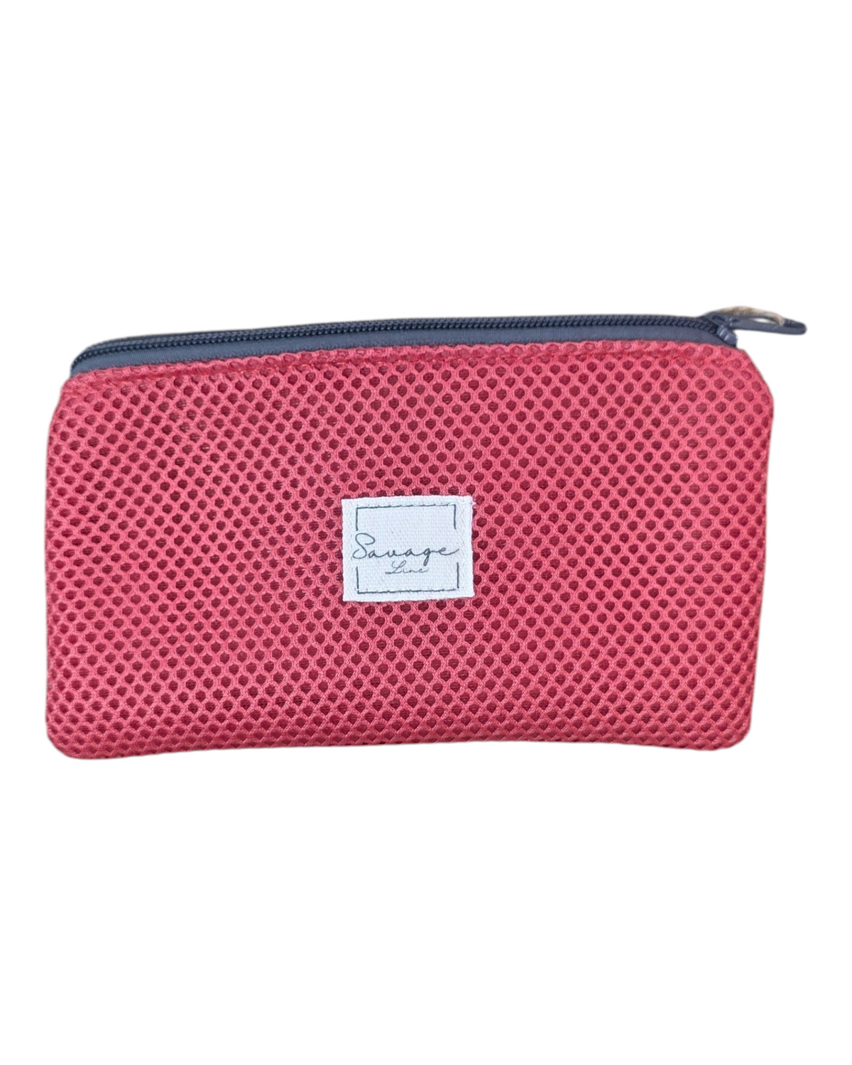Monedero SAVAGE LINE Daissy Simple rojo con exterior de malla 3D y cierre de cremallera sobre fondo de madera
