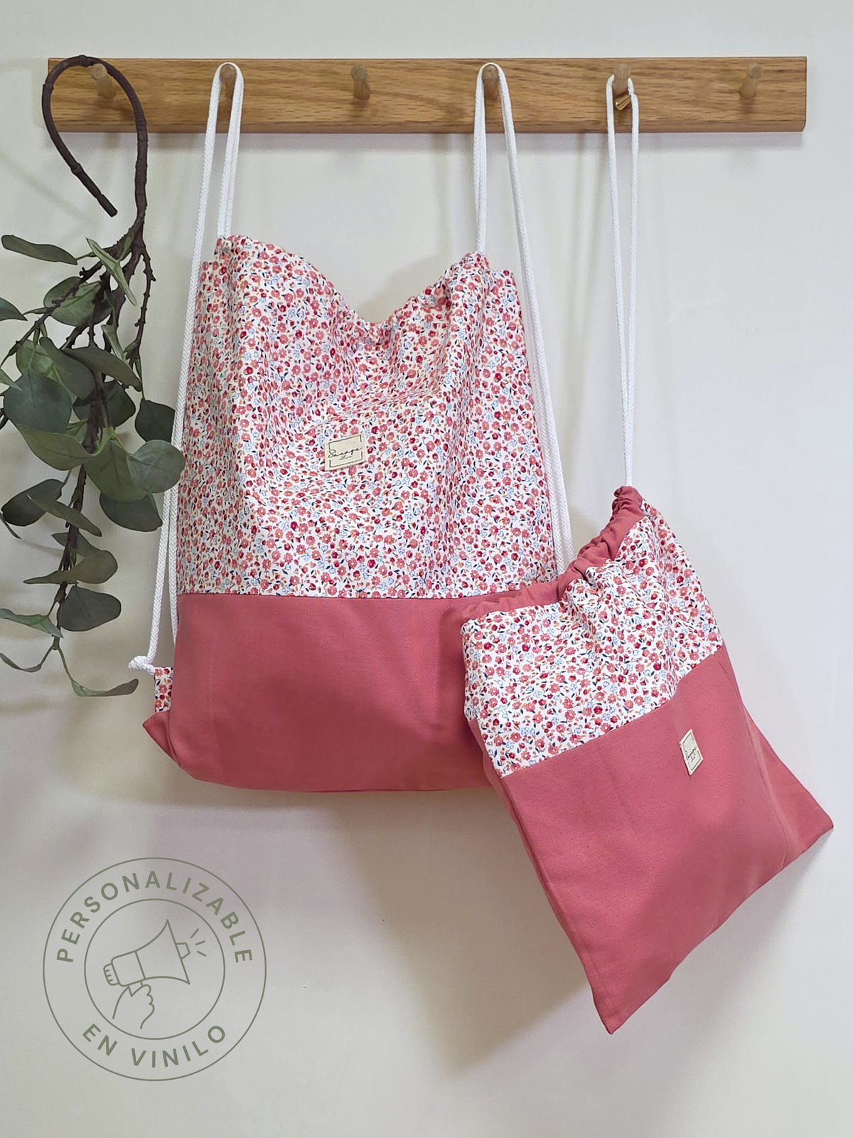 Dúo de mochila y bolsa multiusos SAVAGE LINE con estampado floral rosa y blanco, hechas de algodón con forro impermeable.
