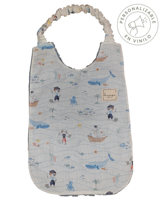 Babero Montessori SAVAGE LINE de algodón orgánico con estampado de piratas y elástico ajustable para bebés