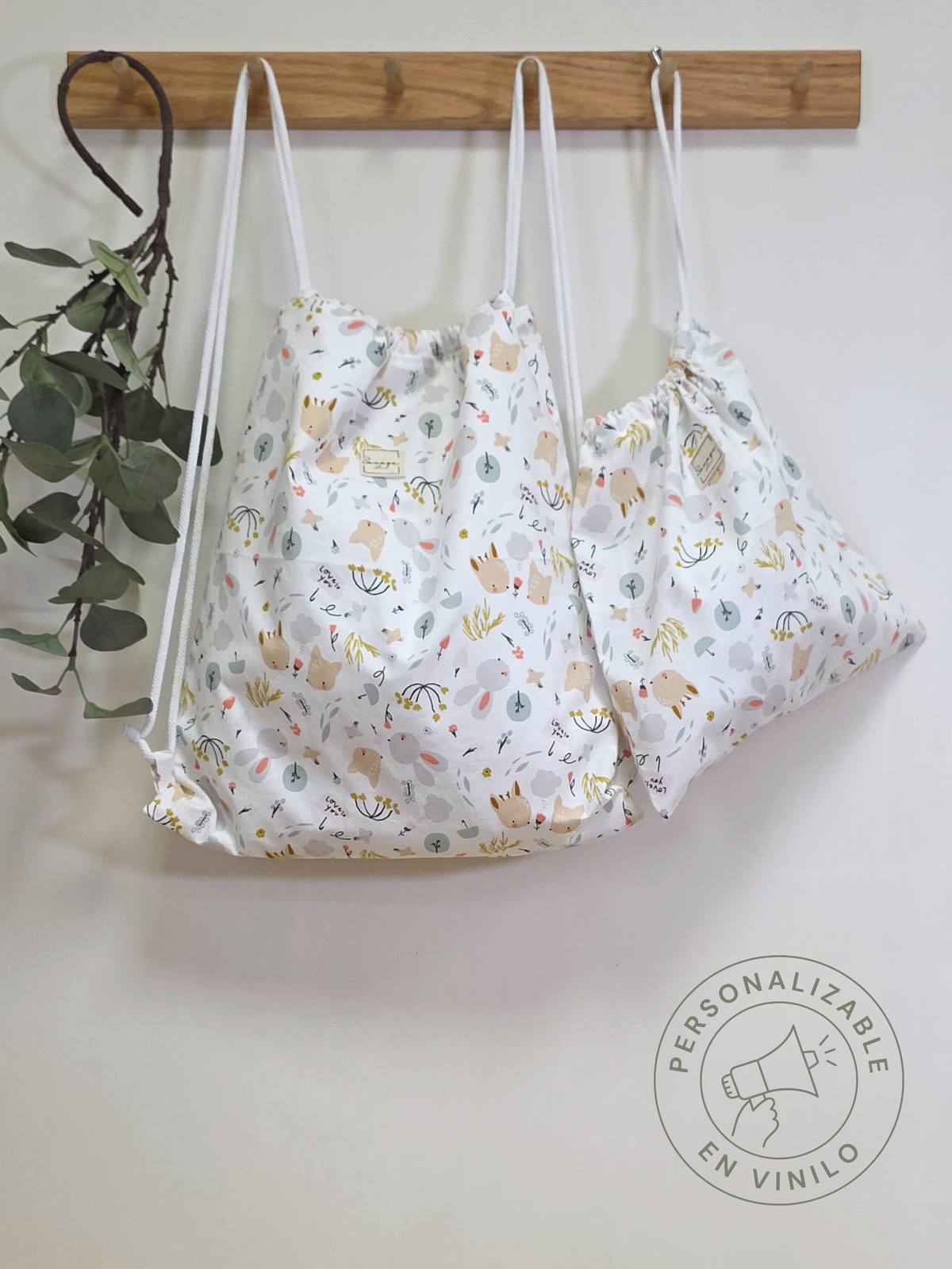 Dúo de mochila y bolsa multiusos SAVAGE LINE con estampado infantil de animalitos sobre fondo de algodón blanco.