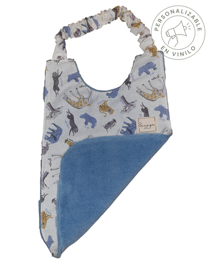 Babero Montessori SAVAGE LINE de algodón orgánico con estampado de animales safari y reverso de rizo de bambú azul.
