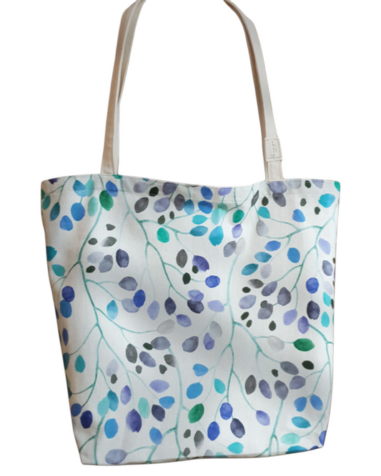 Tote bag artesanal SAVAGE LINE de loneta de algodón con estampado de hojas azules y verdes sobre fondo claro