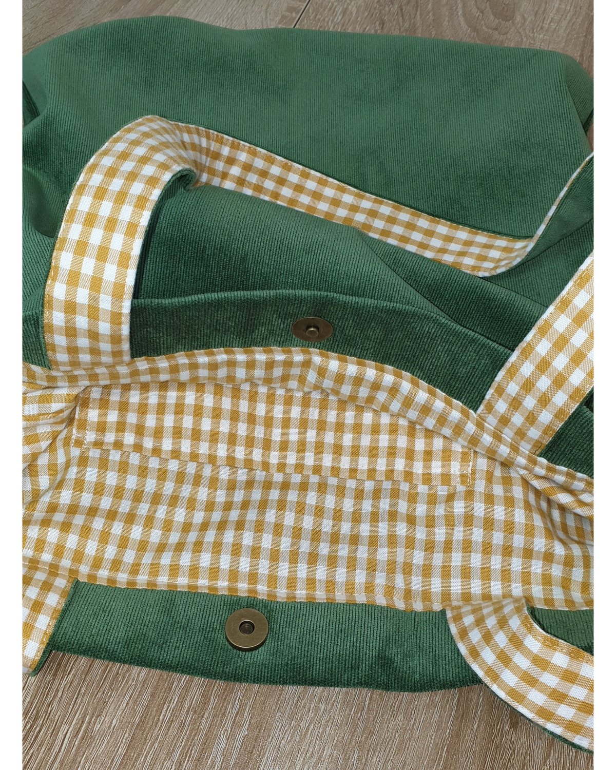 Tote bag artesanal SAVAGE LINE de pana fina verde oliva con forro interior de cuadros vichy y cierre magnético