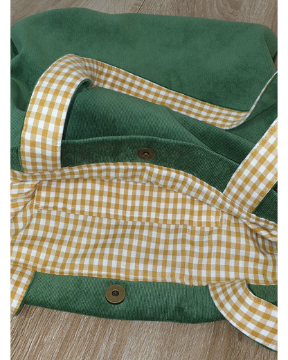 Tote bag artesanal SAVAGE LINE de pana fina verde oliva con forro interior de cuadros vichy y cierre magnético